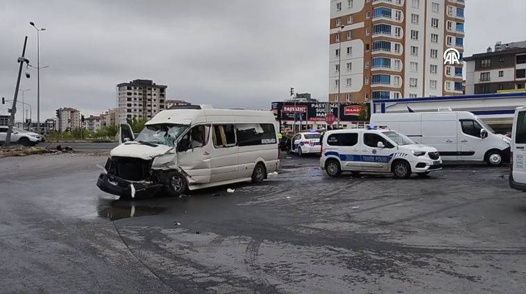 Ortalık savaş alanına döndü! 6 araç birbirine girdi: 6 yaralı var 13